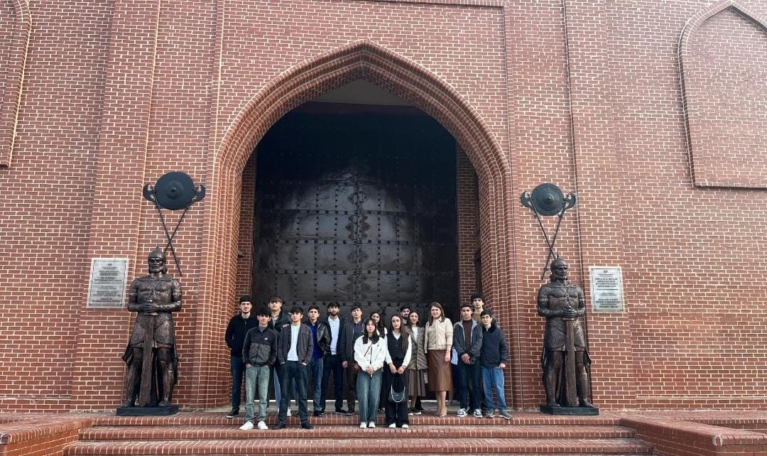 ADAU tələbələri Nizami Gəncəvi məqbərəsini ziyarət ediblər - FOTOLAR